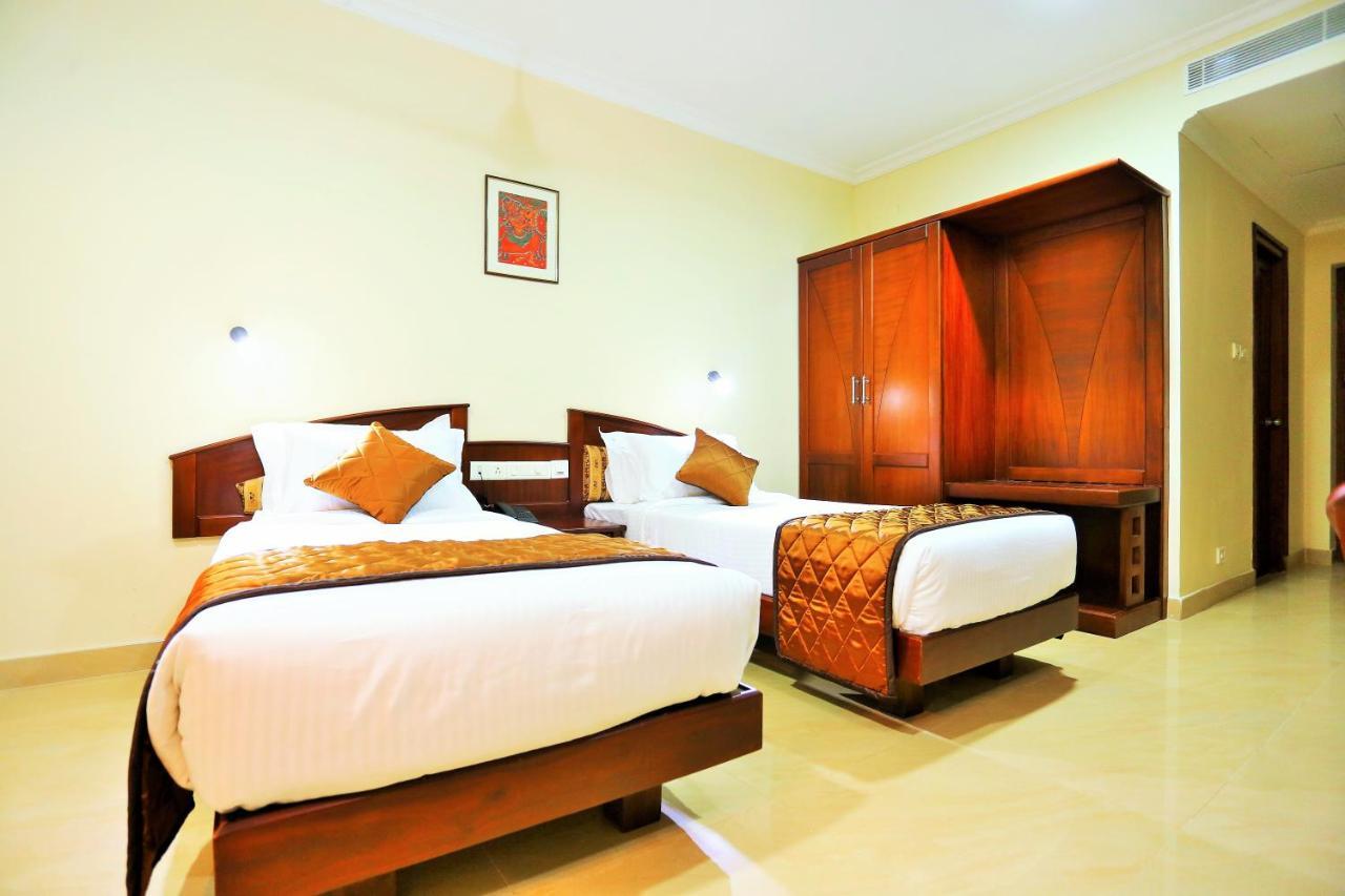 Hotel White City North Paravur Exteriör bild